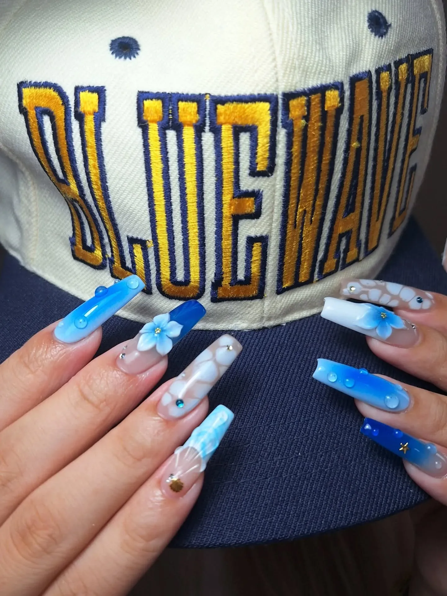 BLUE WAVE🏖️🐚🌠